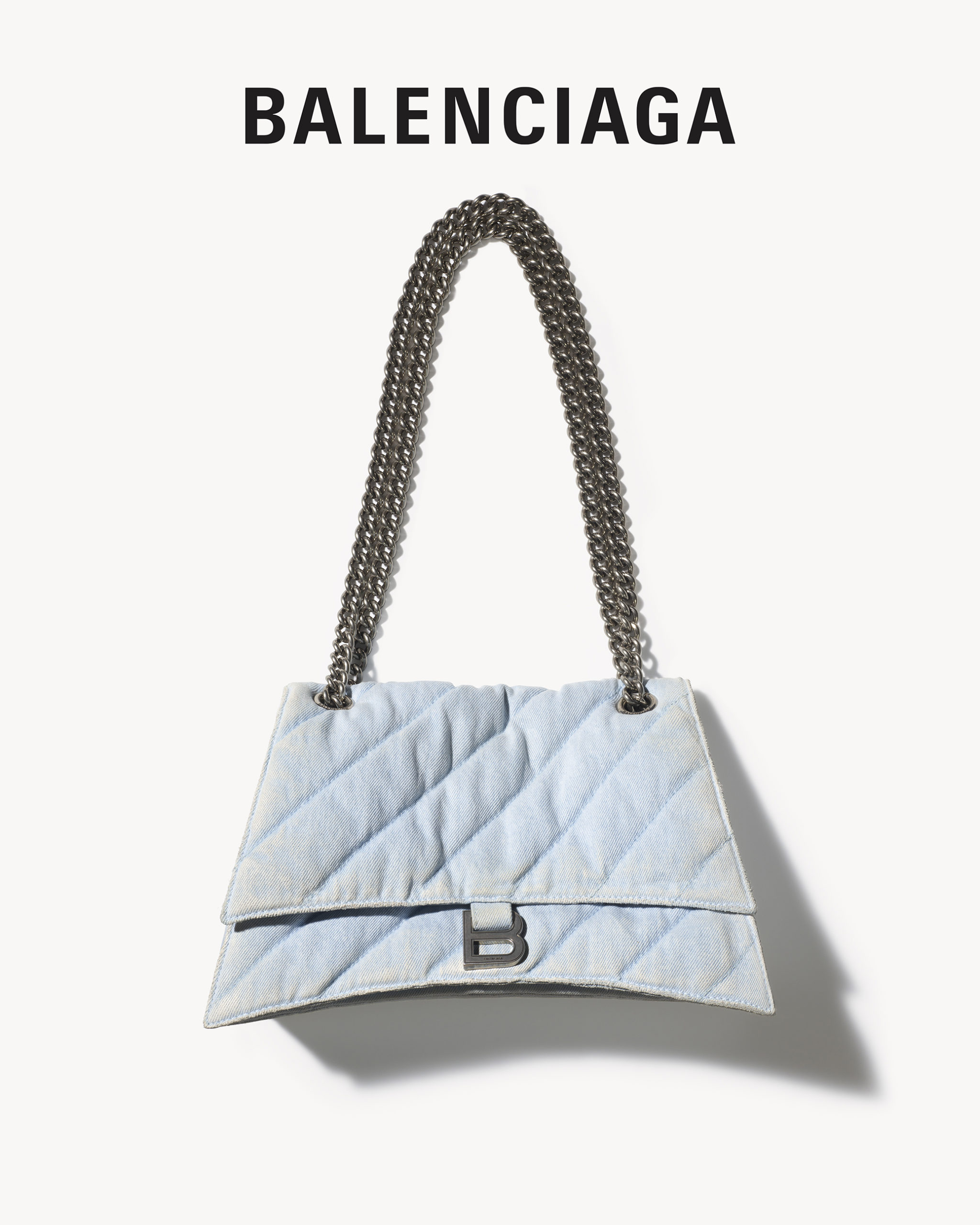 對鏡子自拍也能成大片？Balenciaga  2023 秋季形象照釋出！