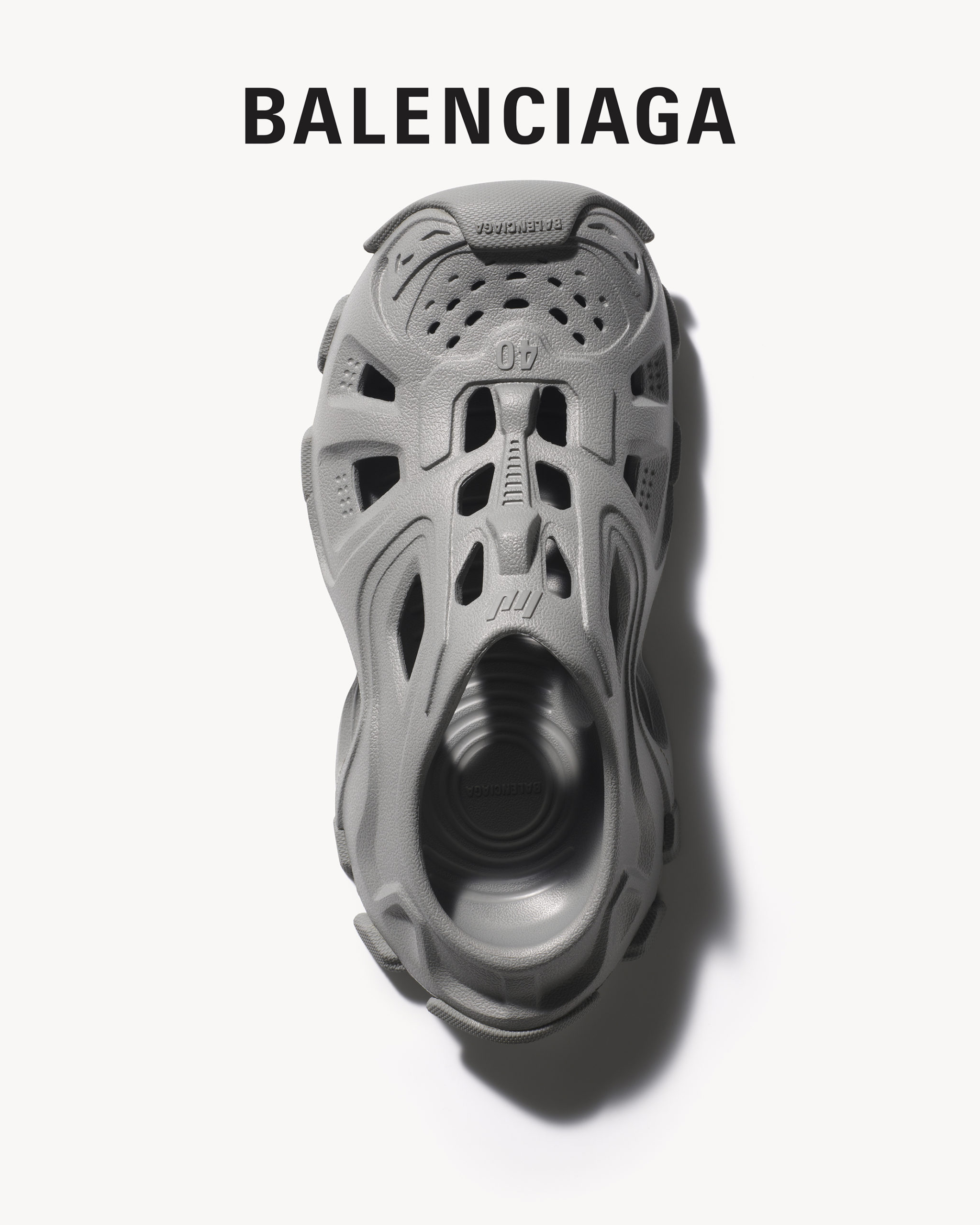 對鏡子自拍也能成大片？Balenciaga  2023 秋季形象照釋出！