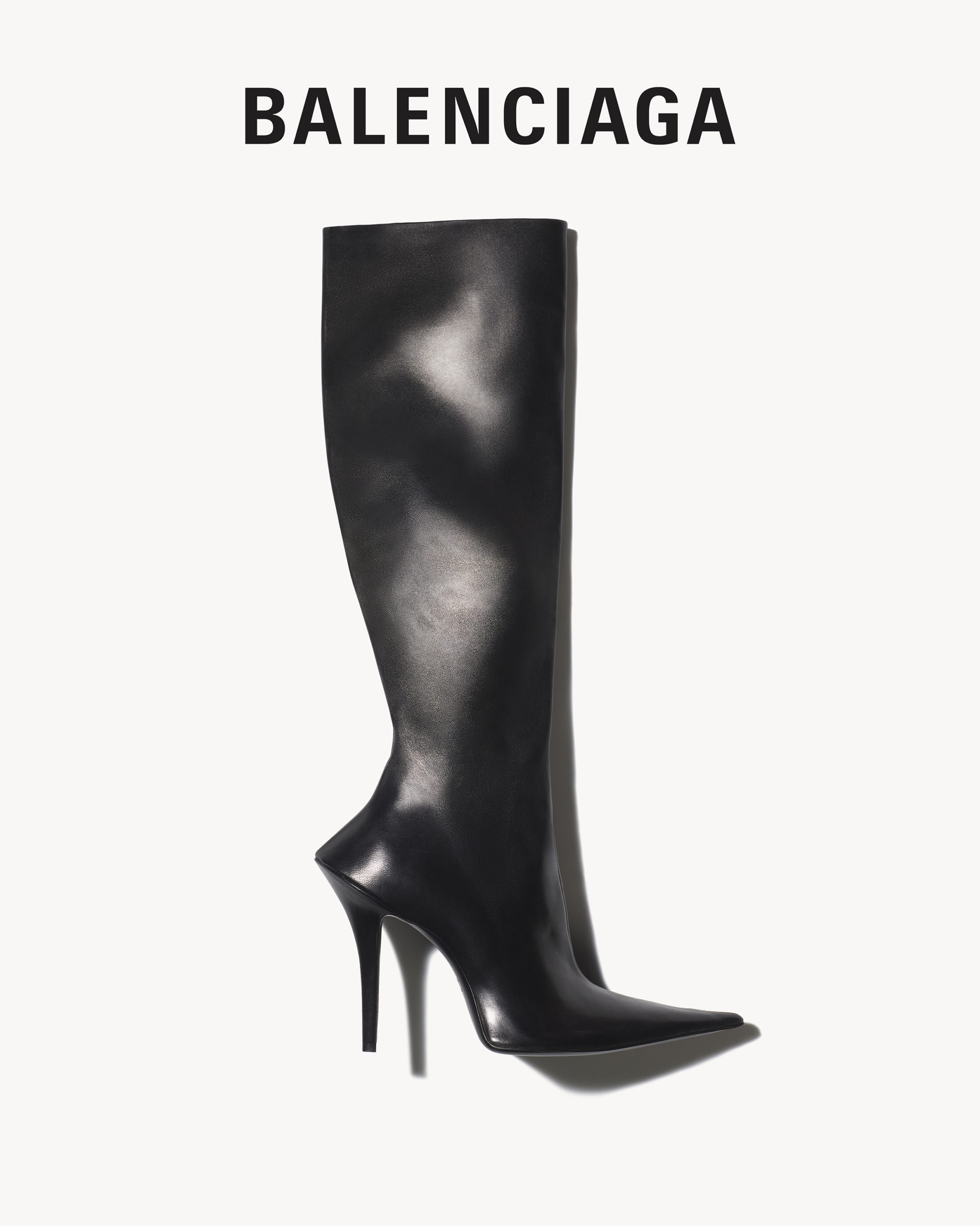 對鏡子自拍也能成大片？Balenciaga  2023 秋季形象照釋出！