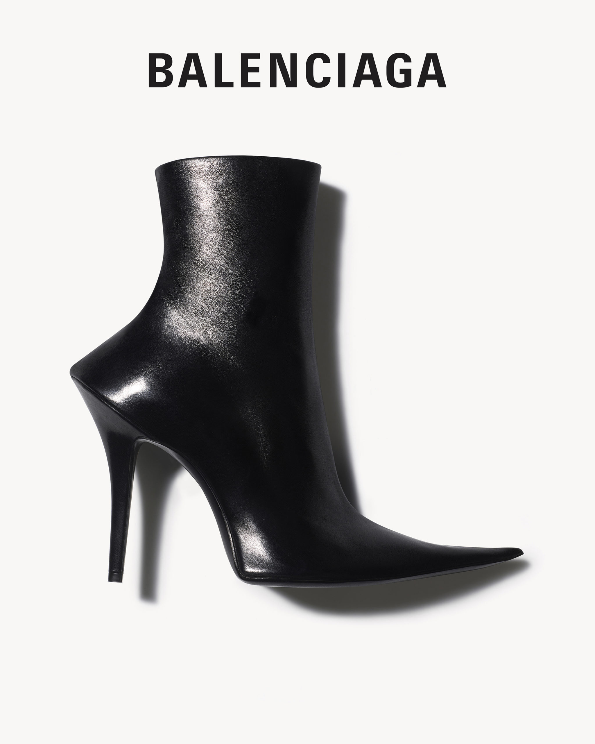 對鏡子自拍也能成大片？Balenciaga  2023 秋季形象照釋出！