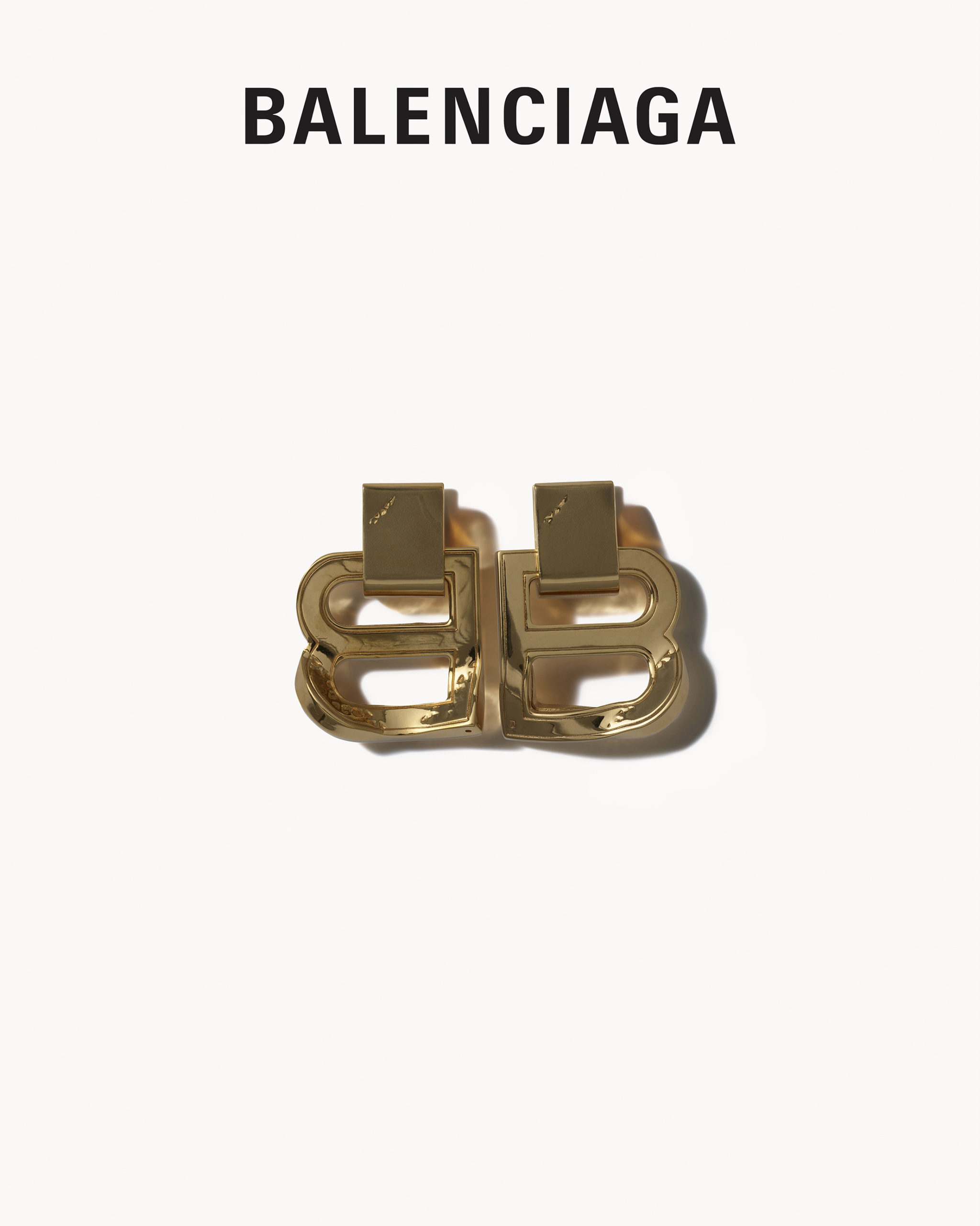 對鏡子自拍也能成大片？Balenciaga  2023 秋季形象照釋出！