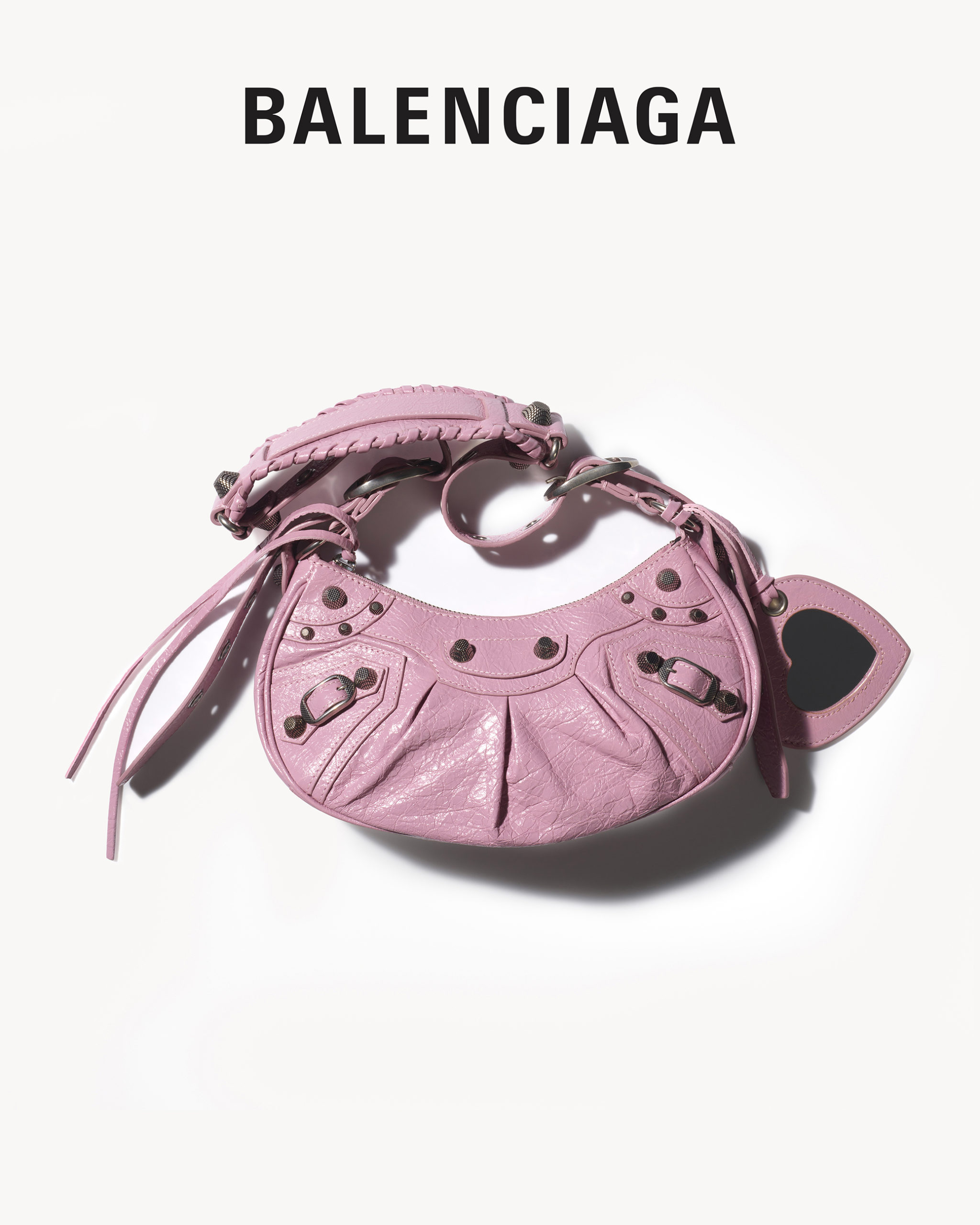 對鏡子自拍也能成大片？Balenciaga  2023 秋季形象照釋出！
