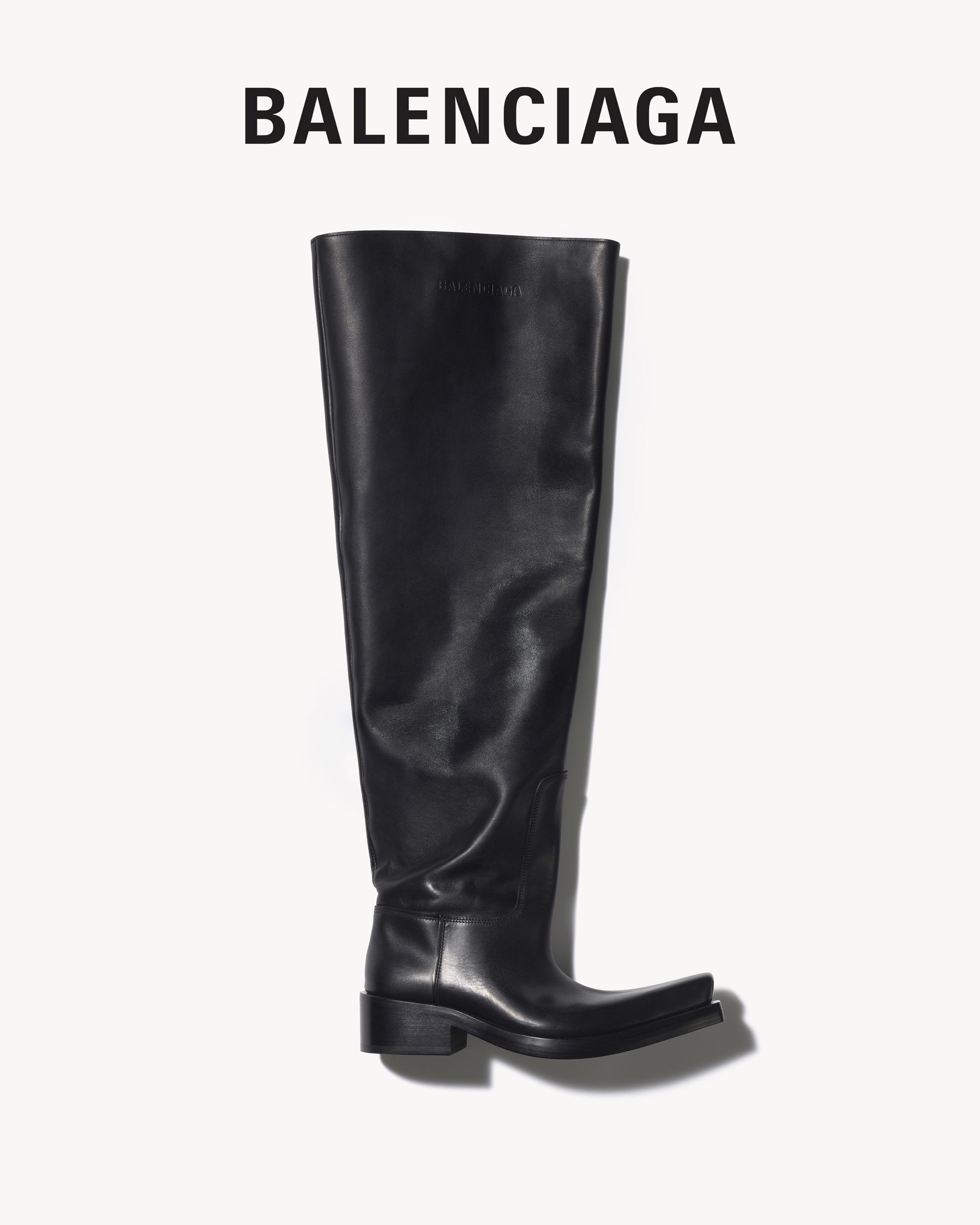 對鏡子自拍也能成大片？Balenciaga  2023 秋季形象照釋出！