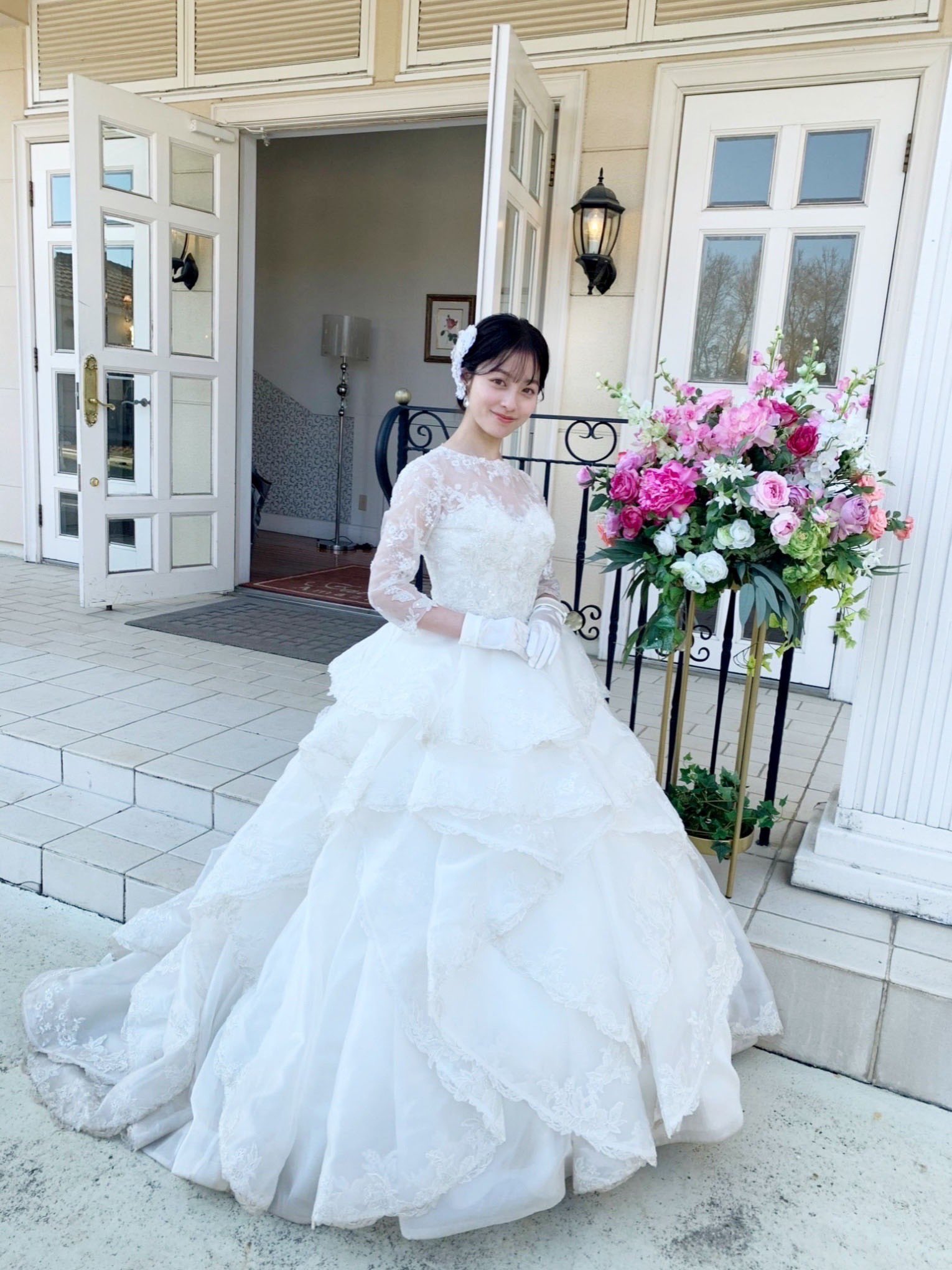 「千年一遇美少女」披嫁紗！《獻給國王的無名指》橋本環奈夢幻白紗美呆了，《湯道》小露香肩粉絲好期待