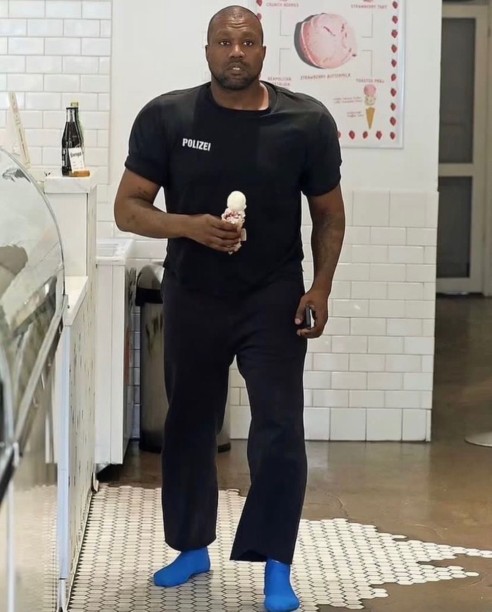 墊肩搭配潛水鞋？Kanye West 前衛穿搭再掀討論 網：進擊的巨人？！