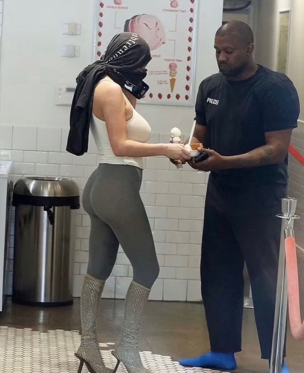 墊肩搭配潛水鞋？Kanye West 前衛穿搭再掀討論 網：進擊的巨人？！