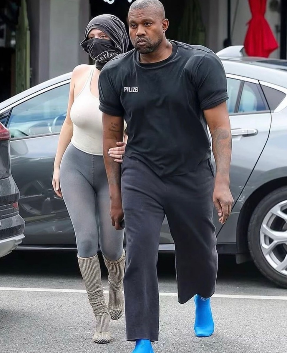 墊肩搭配潛水鞋？Kanye West 前衛穿搭再掀討論 網：進擊的巨人？！