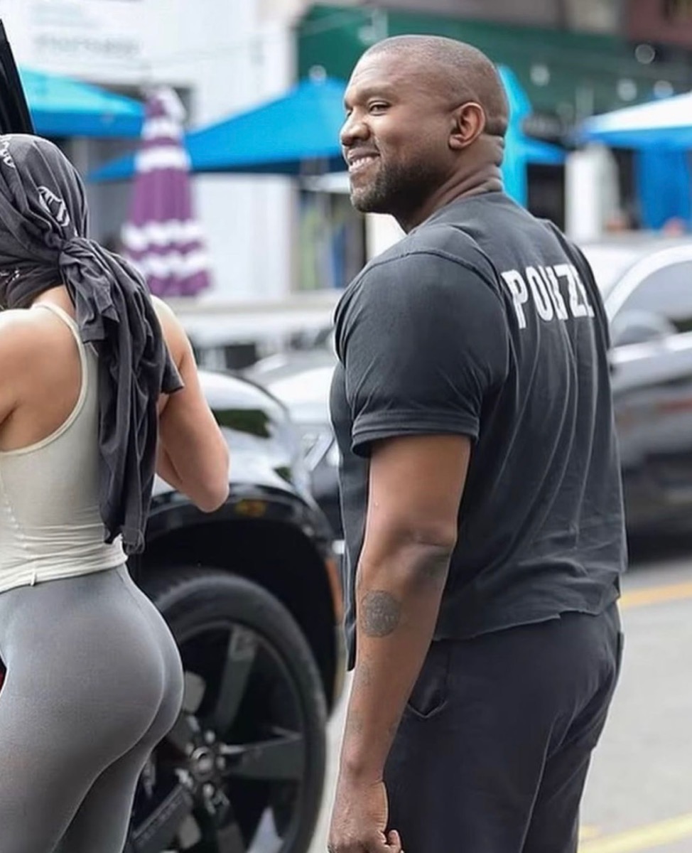 墊肩搭配潛水鞋？Kanye West 前衛穿搭再掀討論 網：進擊的巨人？！