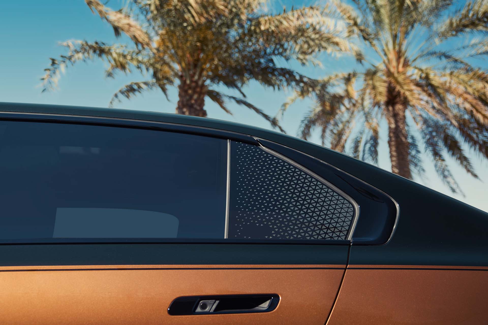 社會在走大七要有 ... 那何不來一部史上最強的 BMW i7 M70 xDrive？