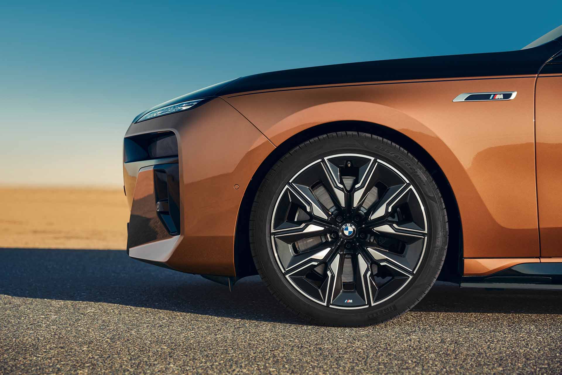 社會在走大七要有 ... 那何不來一部史上最強的 BMW i7 M70 xDrive？