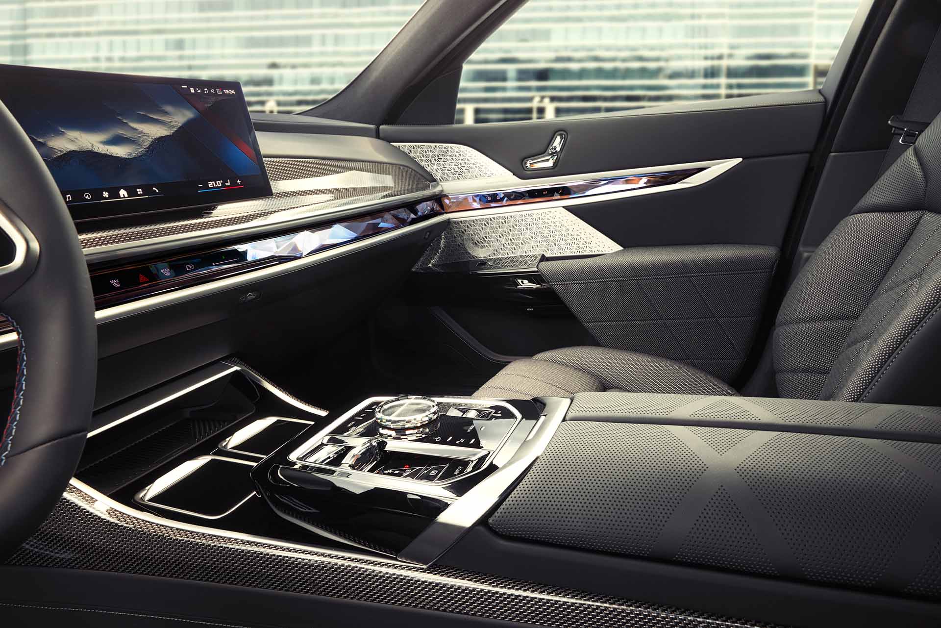 社會在走大七要有 ... 那何不來一部史上最強的 BMW i7 M70 xDrive？