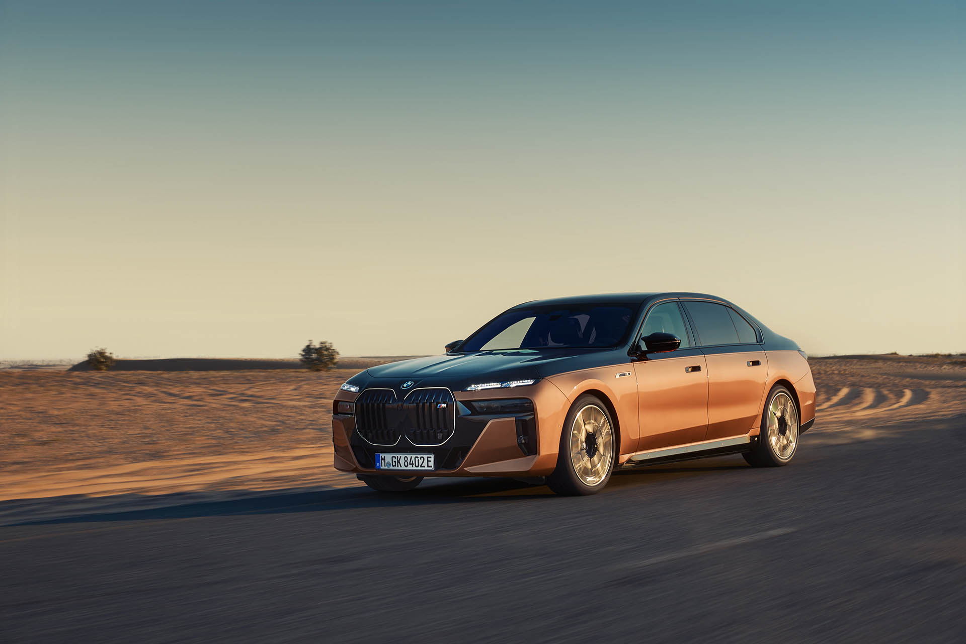 社會在走大七要有 ... 那何不來一部史上最強的 BMW i7 M70 xDrive？