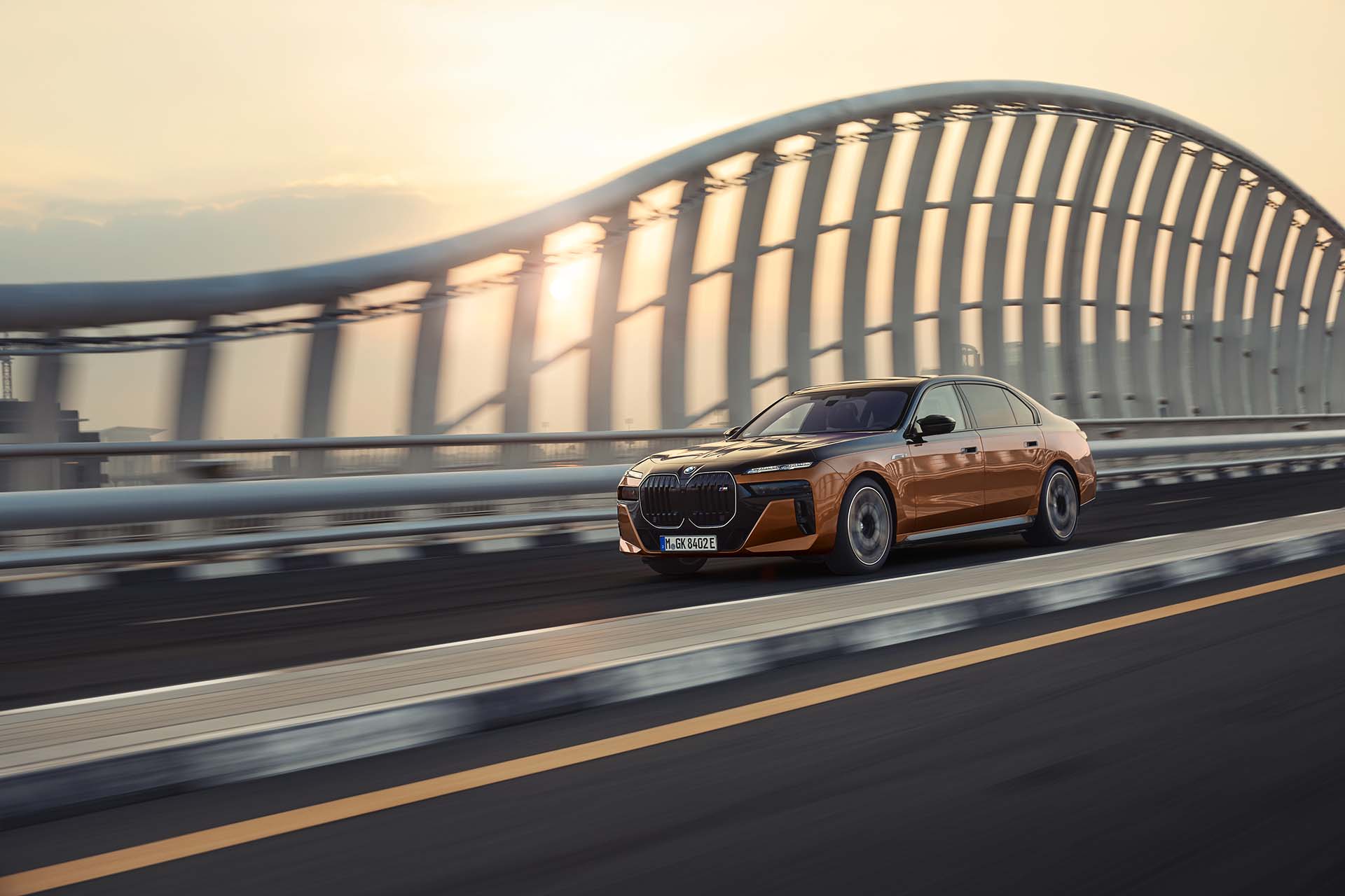 社會在走大七要有 ... 那何不來一部史上最強的 BMW i7 M70 xDrive？