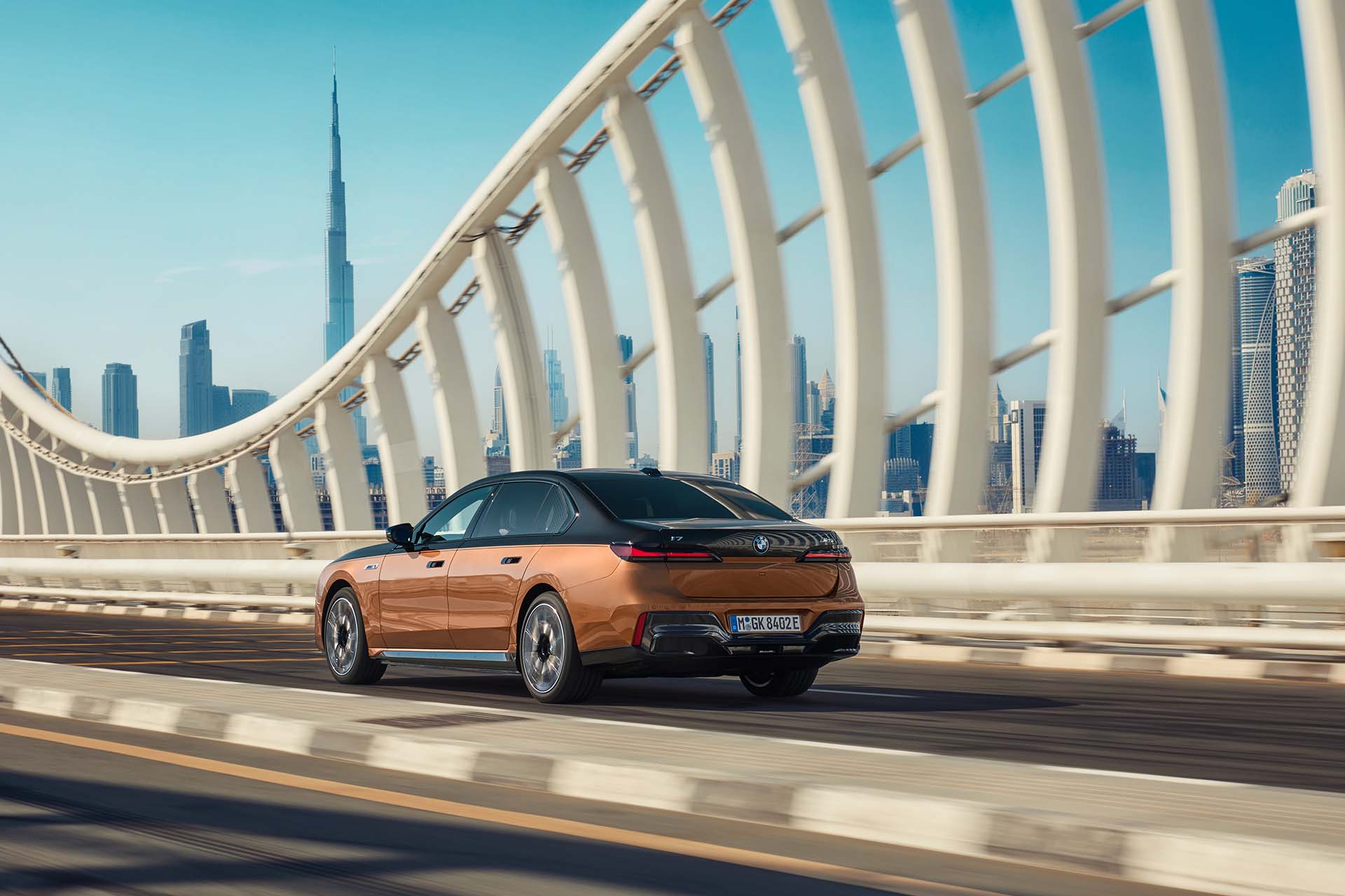 社會在走大七要有 ... 那何不來一部史上最強的 BMW i7 M70 xDrive？