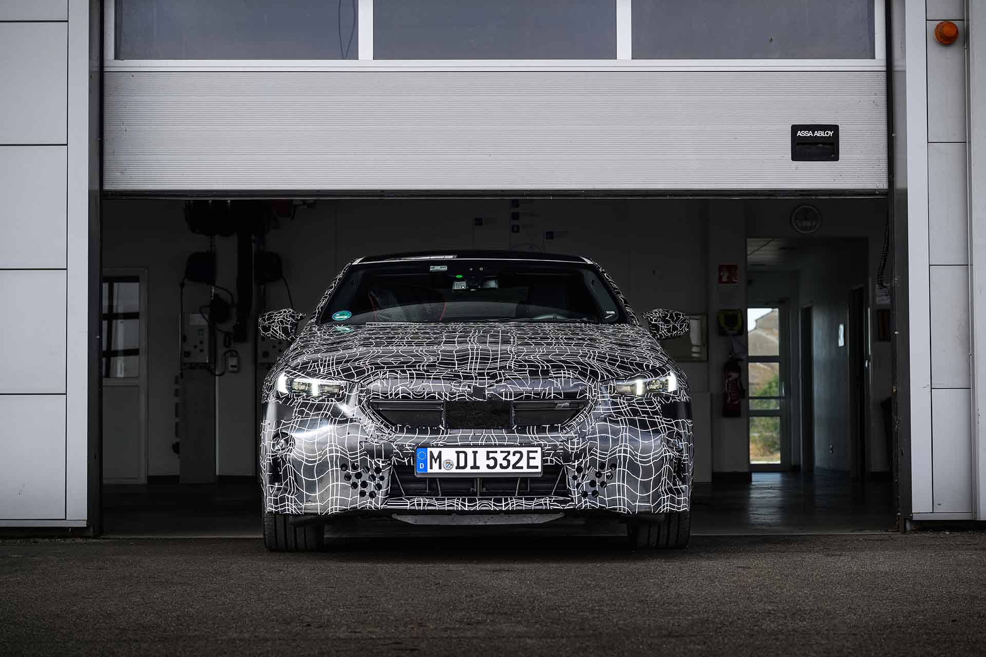 BMW i5-1