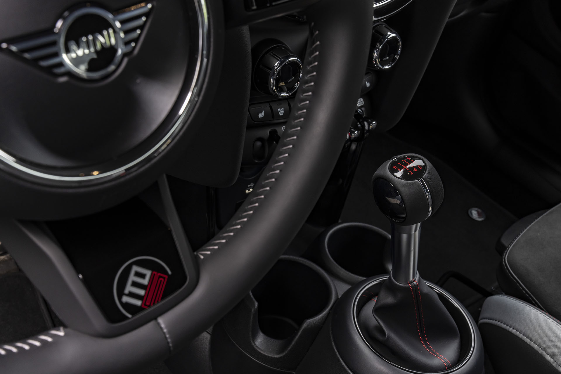 手擼情懷總是詩，Mini JCW 1to6 特仕版正式推出、全球僅有 999 輛配額！