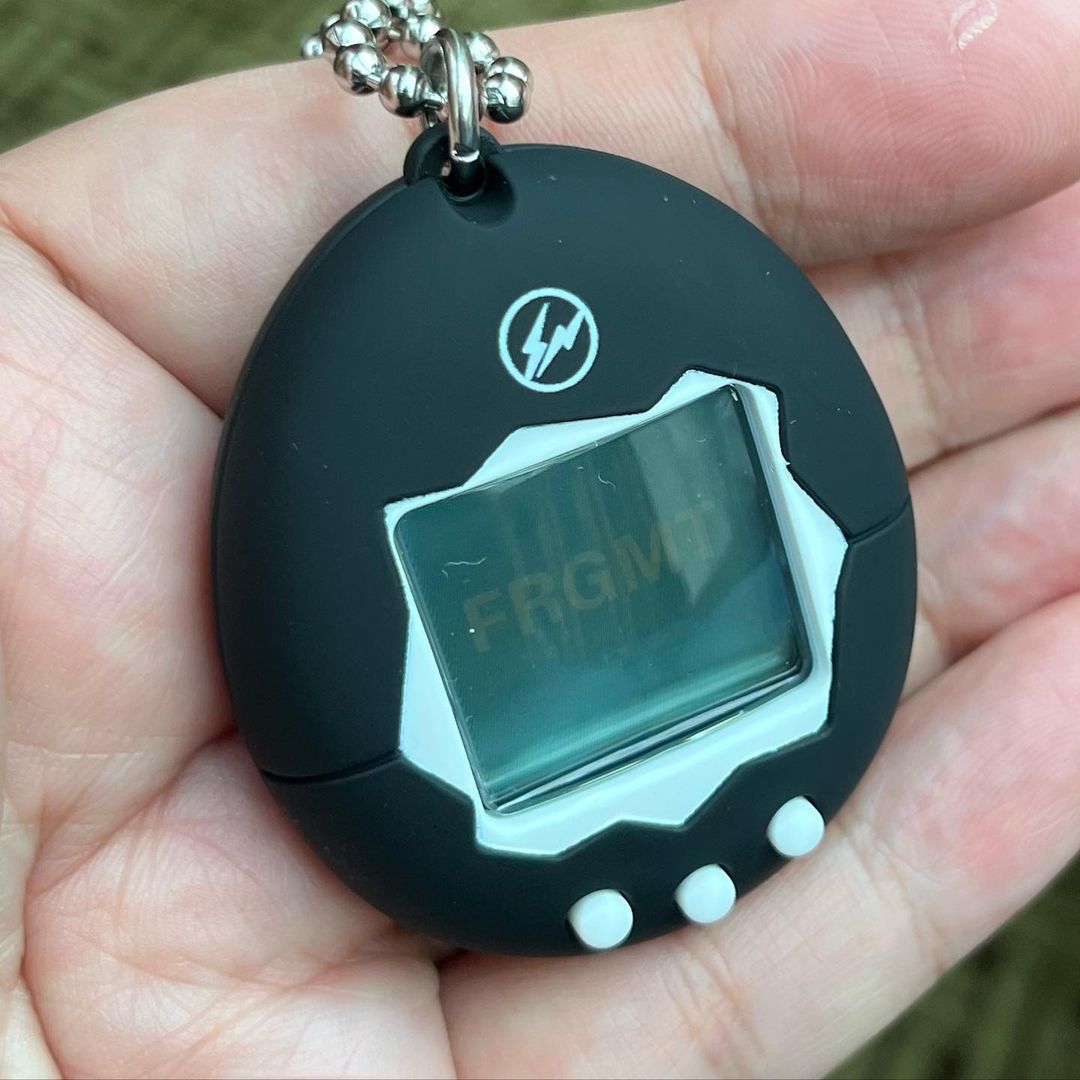 今夏最強潮流配飾？ fragment design x BANDAI Tamagotchi 「黑魂閃電」電子雞曝光！