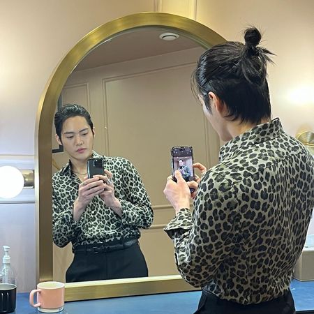 穿上 CK 紅內褲大秀八塊肌！《黑暗榮耀》「孫慏梧」遇上宋慧喬超害羞，曝難忘前女友這項「料理」