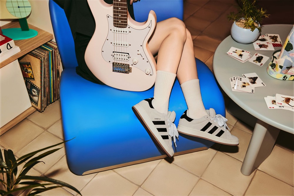 又帥又辣未免太犯規...BLACKPINK 演繹 adidas Originals 千禧年鞋履，詮釋多種率性穿搭！