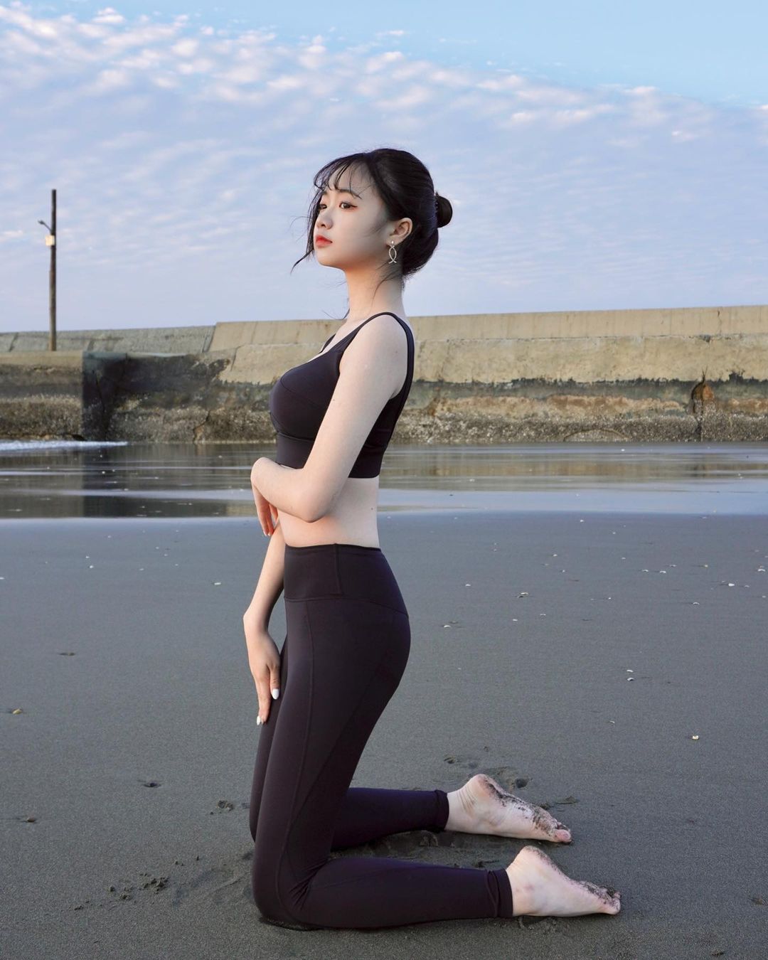 弘文高中校花畢業了！ 17 歲 9 頭身美少女李恩熙，學長們搶送花圈告白！