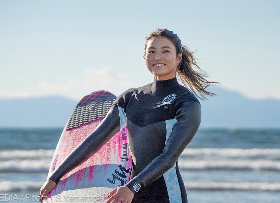 蜜桃臀超性感！ 20 歲衝浪美少女松田詩野，陽光小麥肌青春無敵！