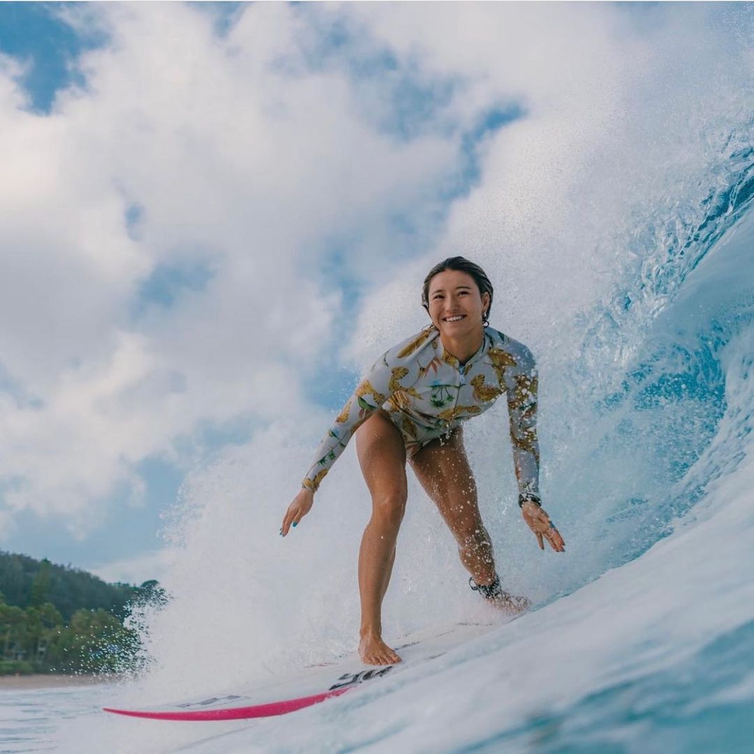 蜜桃臀超性感！ 20 歲衝浪美少女松田詩野，陽光小麥肌青春無敵！