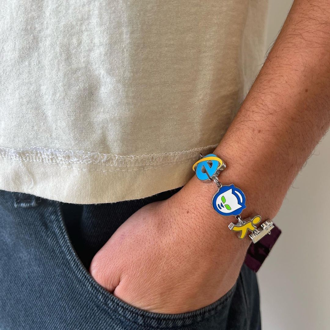 注意看這個男人太狠了！竟直接把戰鬥陀螺繫在皮帶上！