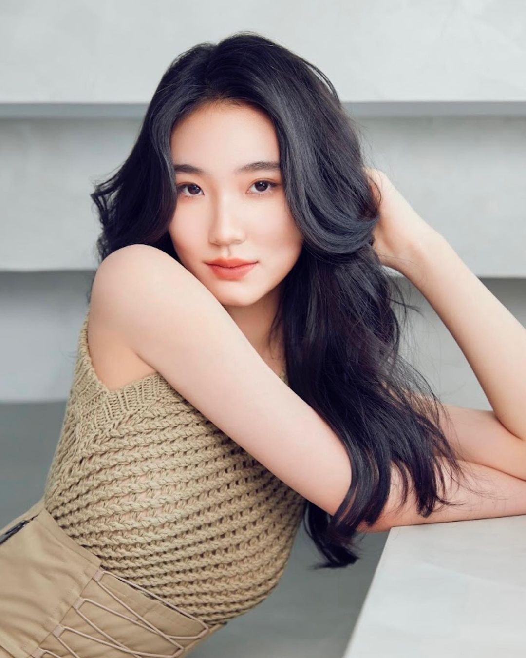 小 S 二女兒 Lily 國中畢業了！學士服下露美腿，性感纖腰、馬甲蓬裙美照吸粉無數！