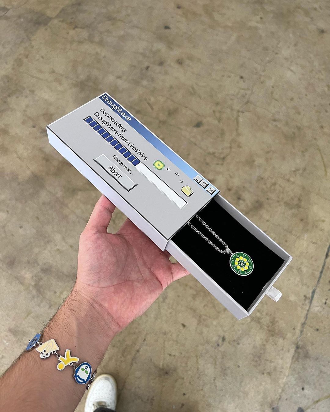 注意看這個男人太狠了！竟直接把戰鬥陀螺繫在皮帶上！