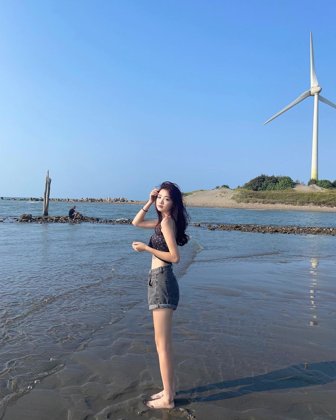 弘文高中校花畢業了！ 17 歲 9 頭身美少女李恩熙，學長們搶送花圈告白！