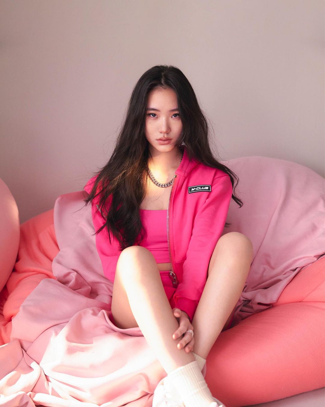 小 S 二女兒 Lily 國中畢業了！學士服下露美腿，性感纖腰、馬甲蓬裙美照吸粉無數！