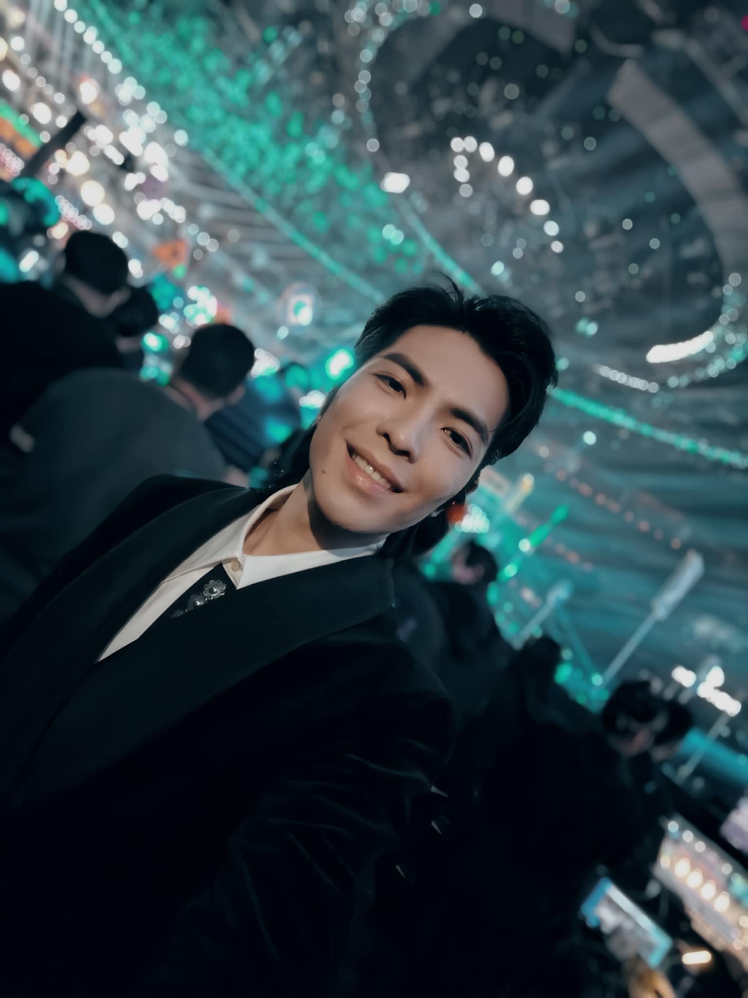 蕭敬騰求婚成功！經紀人 Summer 曬 13 克拉超大顆鑽戒放閃　賈靜雯一張照露餡