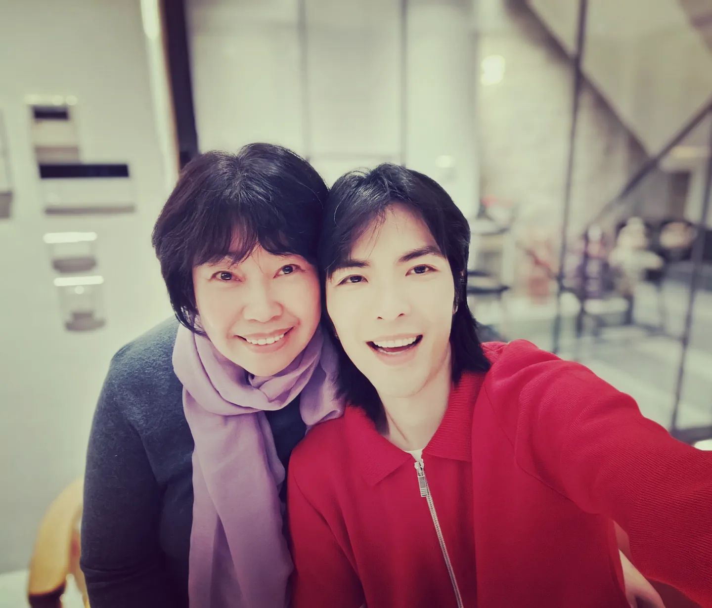 蕭敬騰求婚成功！經紀人 Summer 曬 13 克拉超大顆鑽戒放閃　賈靜雯一張照露餡