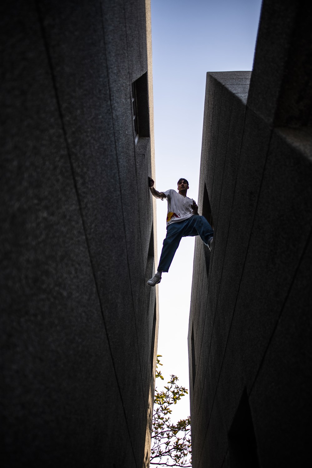 COOL 專訪｜猛鬼大廈、停機坪都是他的遊樂場！跑酷世界冠軍 Jason Paul 竟還比較怕爬樓梯？