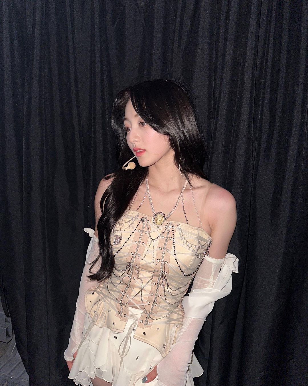 女神 Pose 竟藏小心機！ TWICE 隊長志效低頭彎腰，性感曲線引人遐想！
