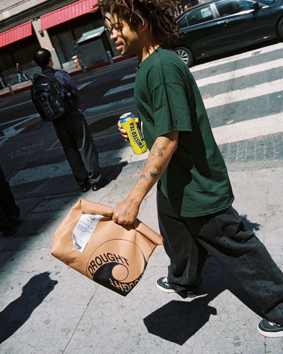 注意看這個男人太狠了！竟直接把戰鬥陀螺繫在皮帶上！