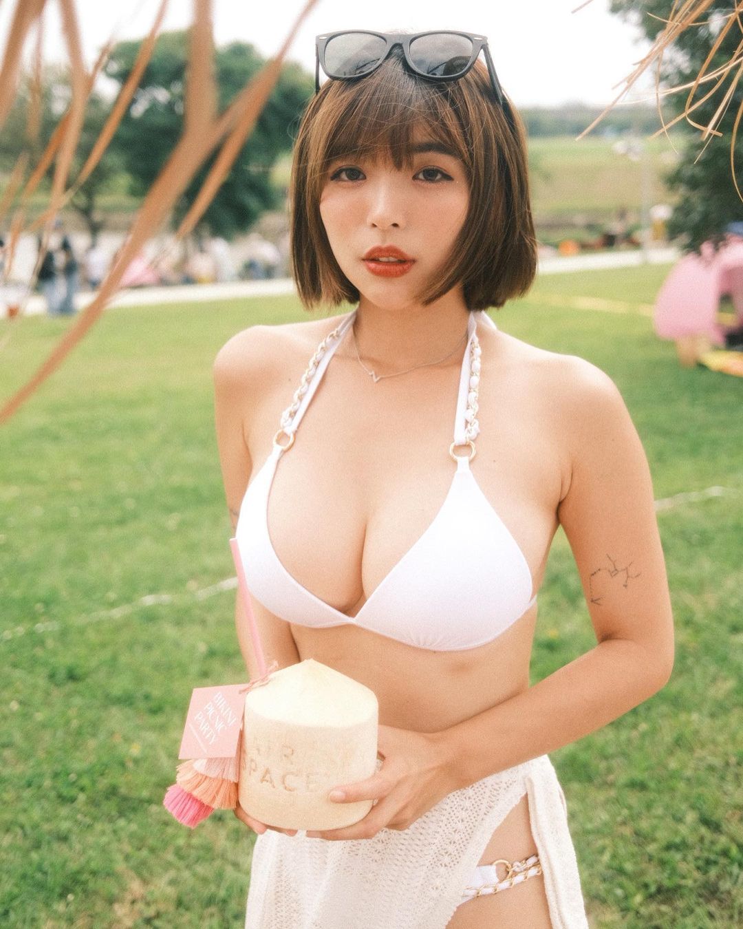 YouTuber 「一隻阿圓」直接脫了！火辣身材親身示範「同居穿搭」，傲人美胸全都露！