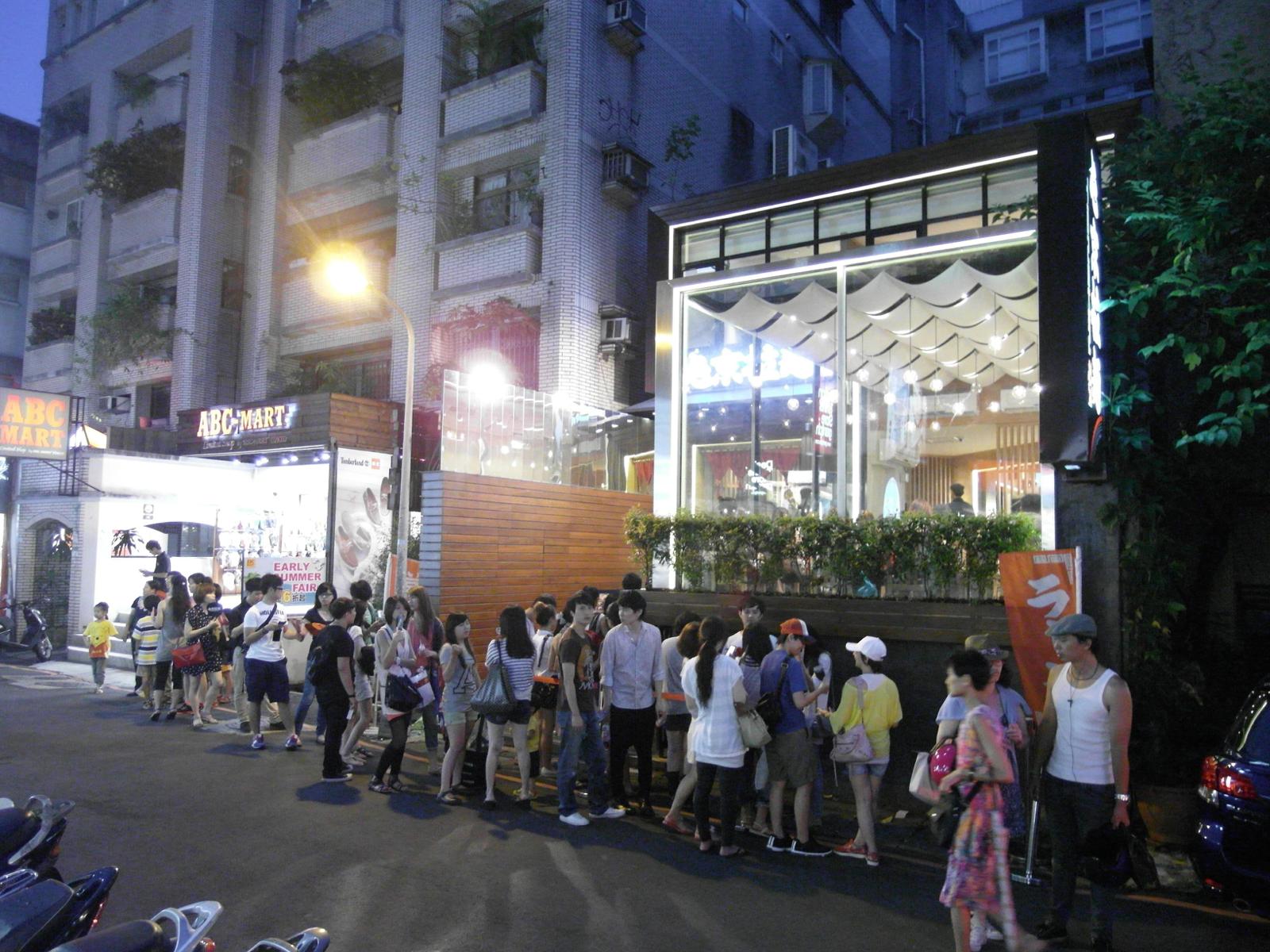 回不去了！全台首家「屯京拉麵」宣布熄燈，網哭：台北東區的回憶沒了