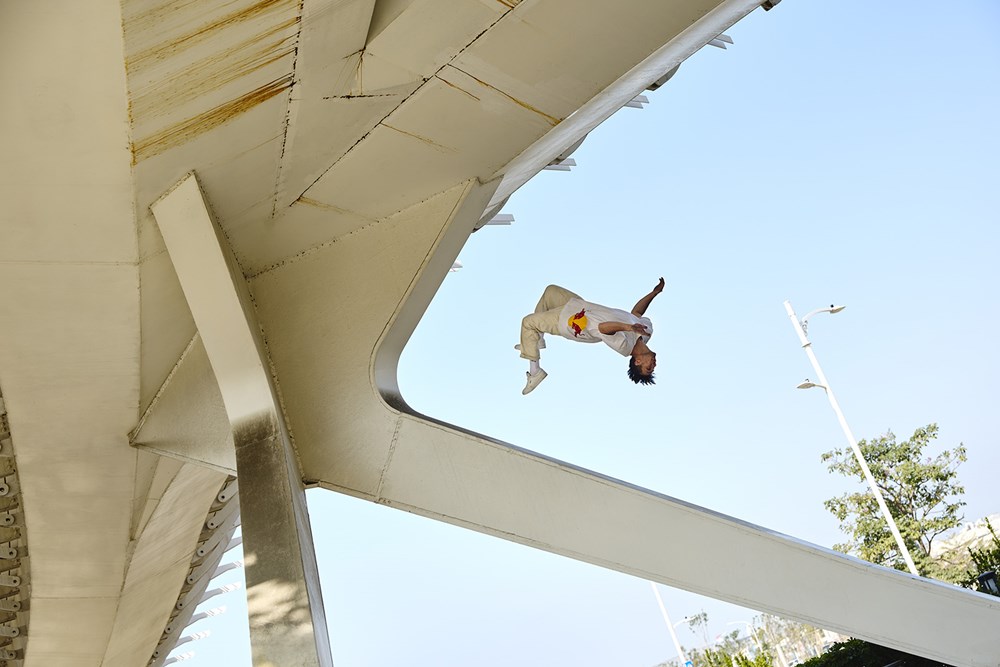 COOL 專訪｜猛鬼大廈、停機坪都是他的遊樂場！跑酷世界冠軍 Jason Paul 竟還比較怕爬樓梯？