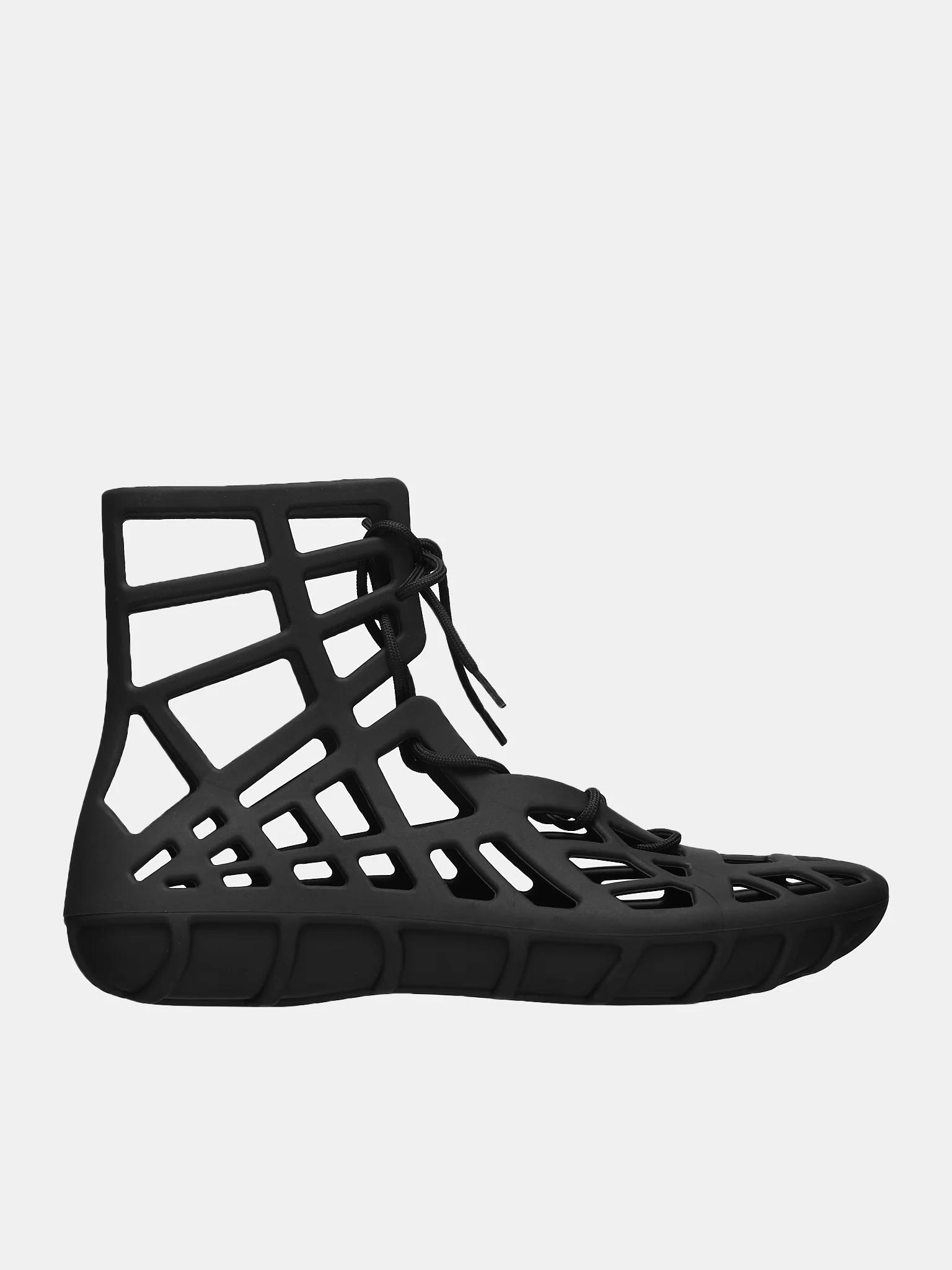 一雙要價近 2 萬元？BOTTEGA VENETA 推出鏤空涼鞋！網友崩潰：這到底要怎麼穿⋯⋯