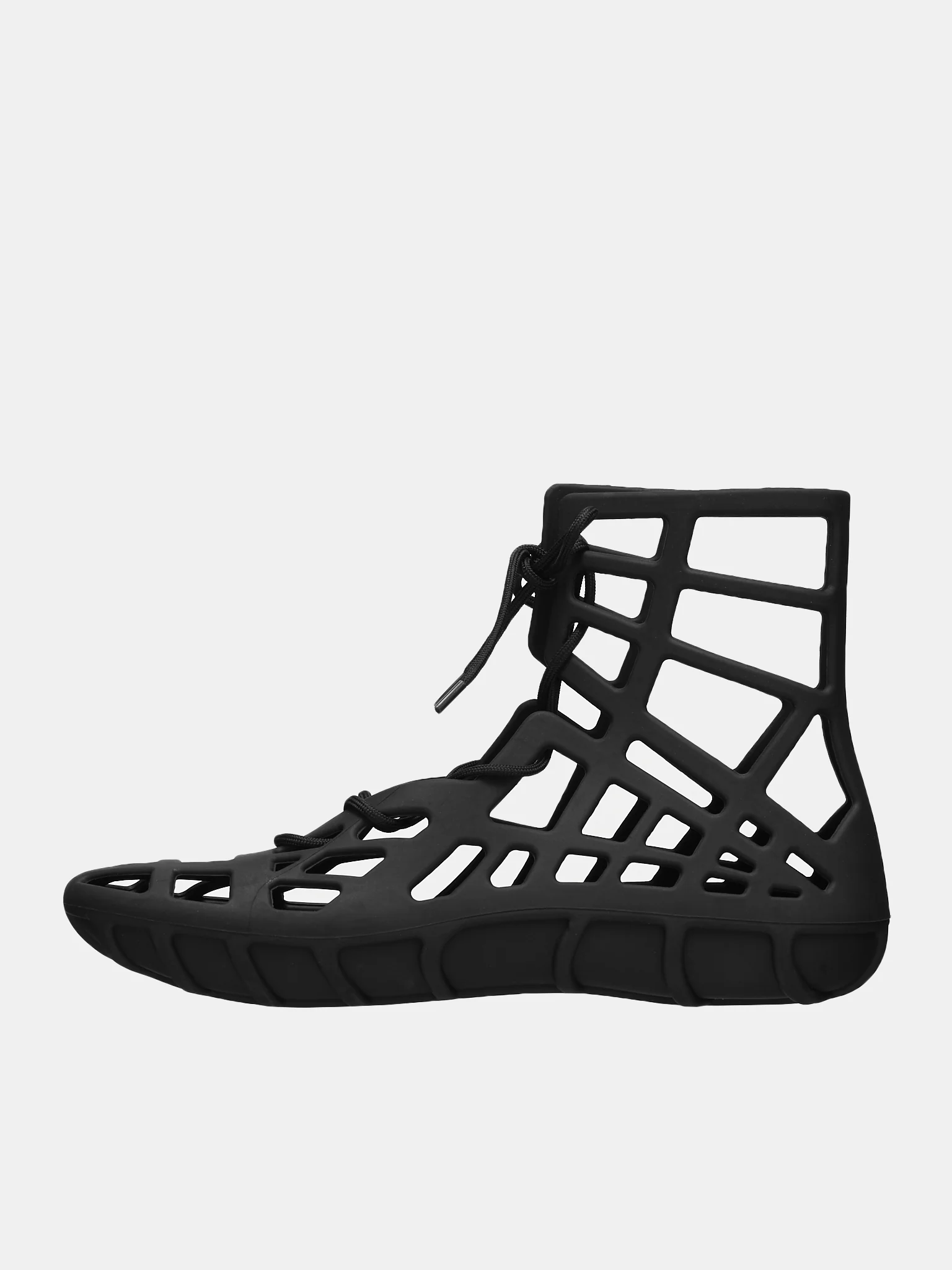 一雙要價近 2 萬元？BOTTEGA VENETA 推出鏤空涼鞋！網友崩潰：這到底要怎麼穿⋯⋯