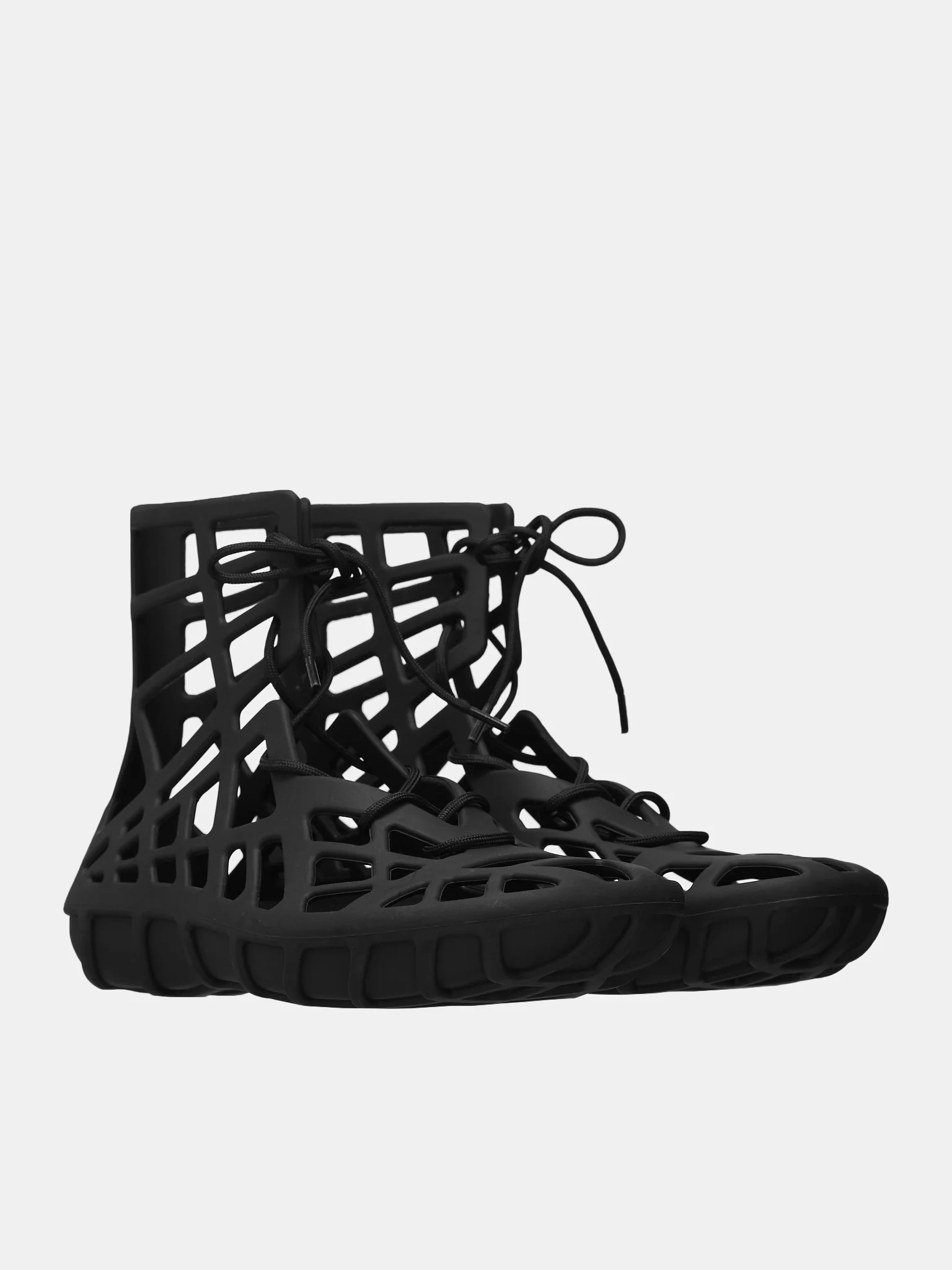 一雙要價近 2 萬元？BOTTEGA VENETA 推出鏤空涼鞋！網友崩潰：這到底要怎麼穿⋯⋯