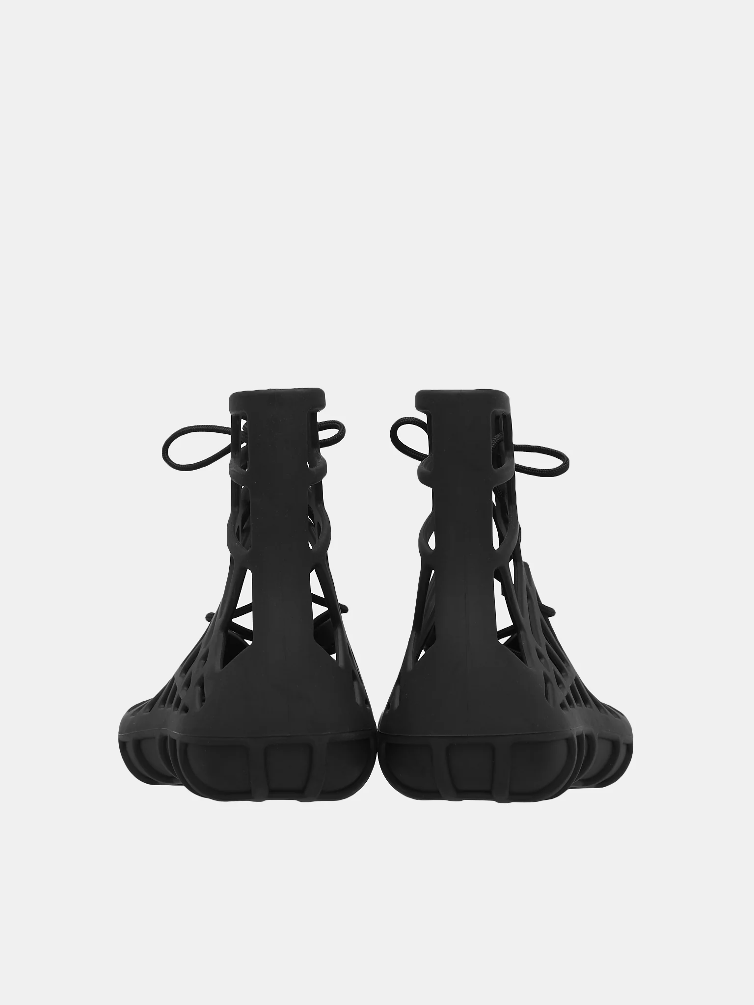 一雙要價近 2 萬元？BOTTEGA VENETA 推出鏤空涼鞋！網友崩潰：這到底要怎麼穿⋯⋯