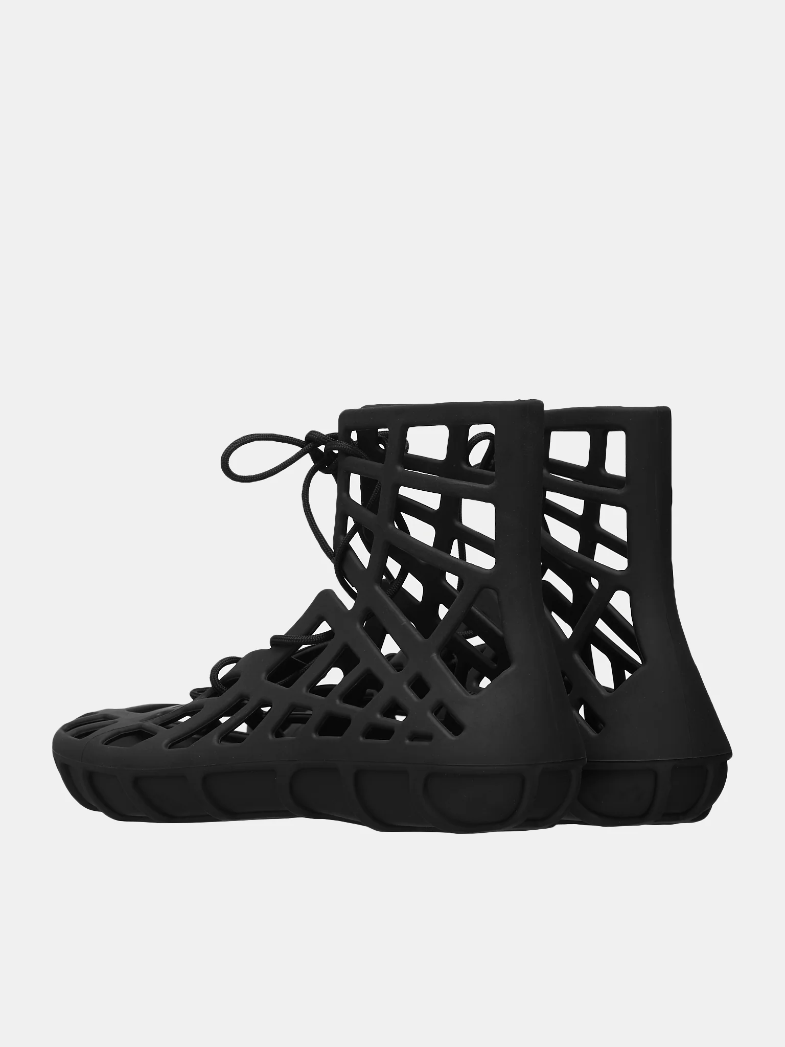 一雙要價近 2 萬元？BOTTEGA VENETA 推出鏤空涼鞋！網友崩潰：這到底要怎麼穿⋯⋯