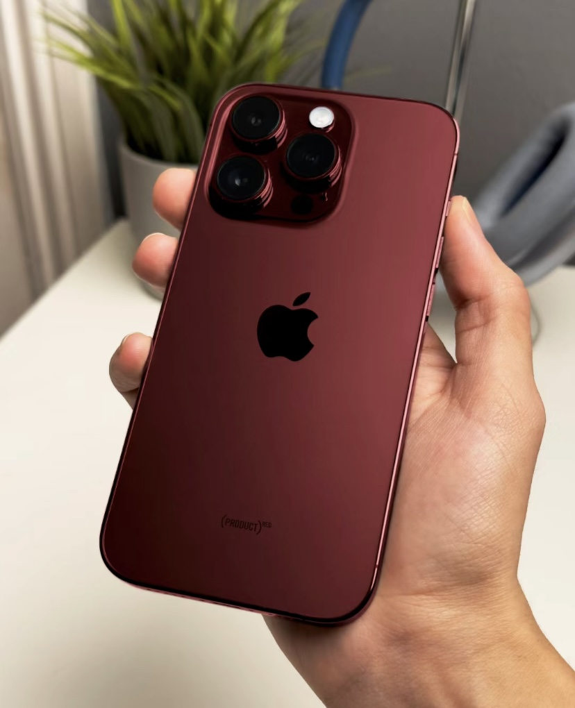 iPhone 15 Pro 酒紅色
