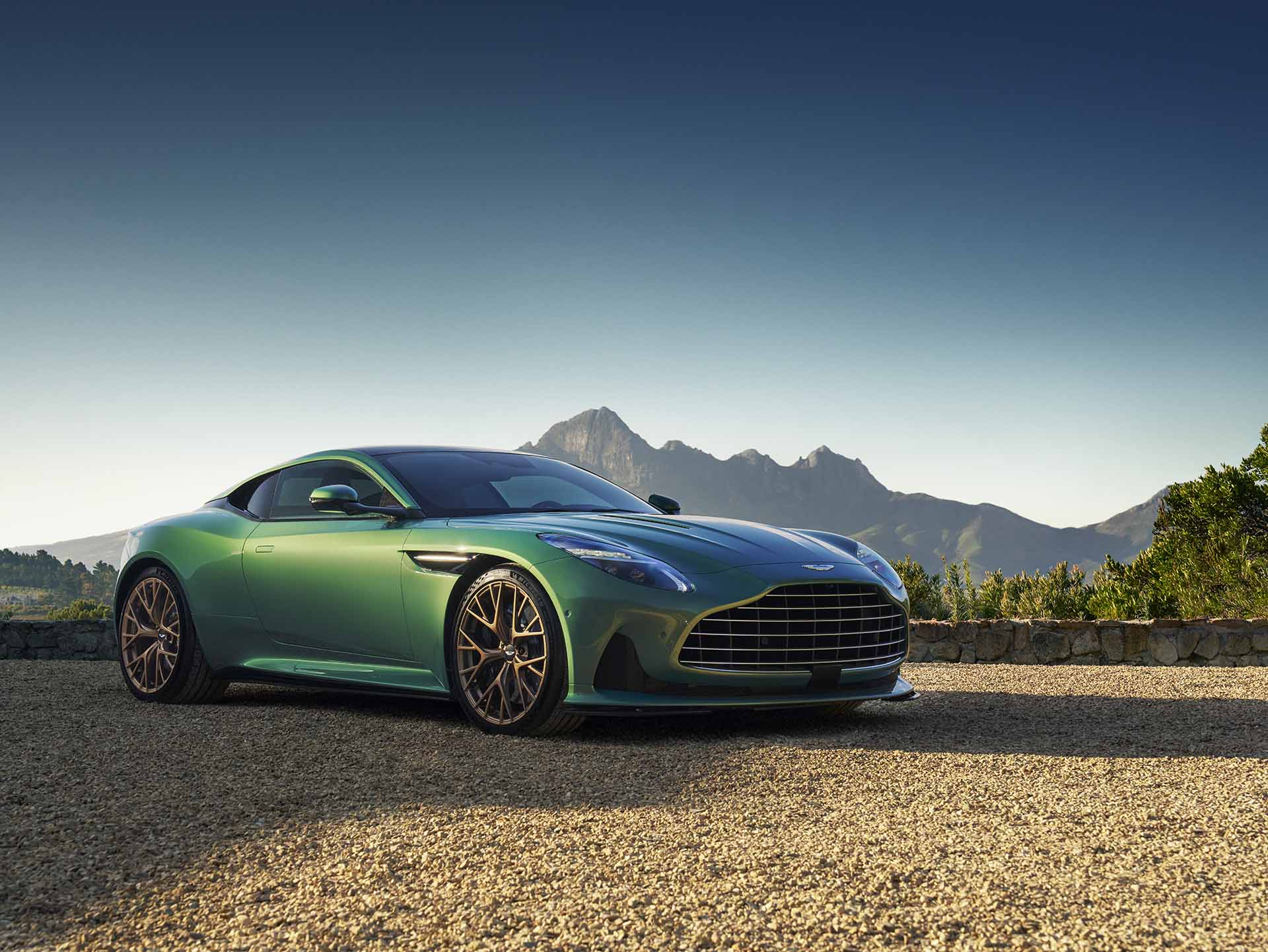 Aston Martin DB12-4