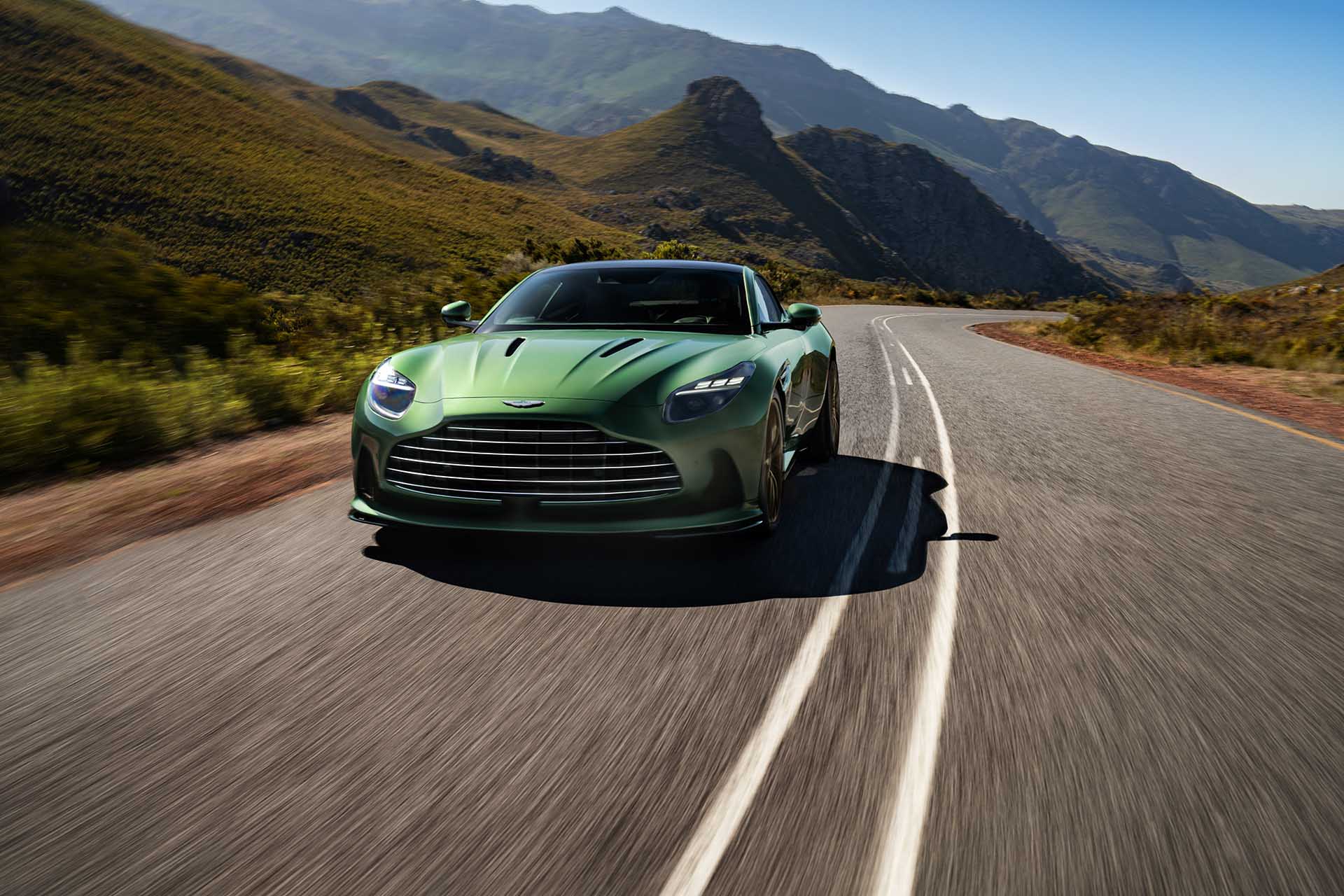 Aston Martin DB12-1