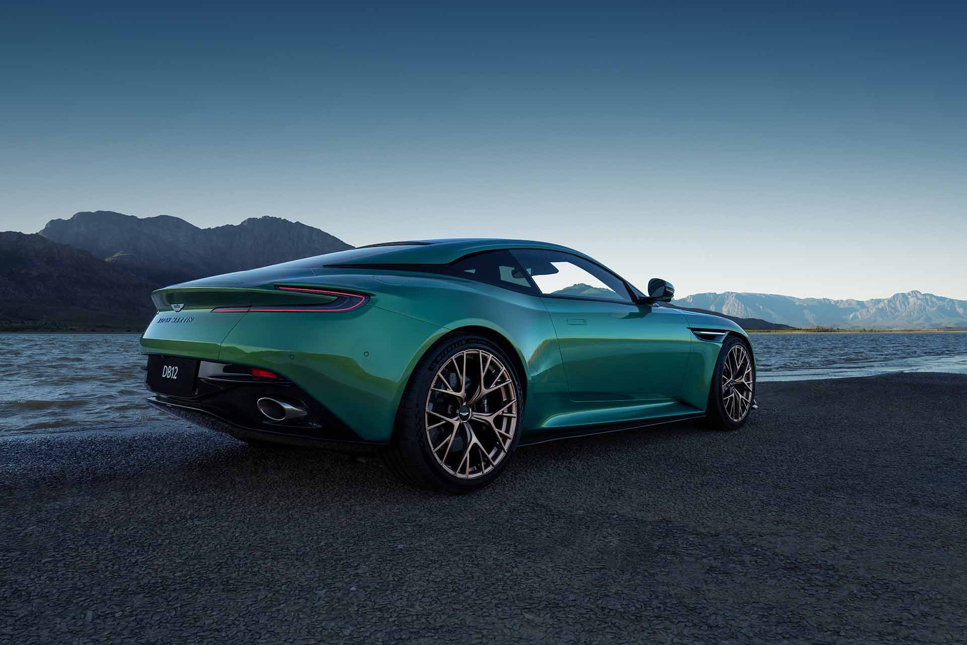 Aston Martin DB12-4