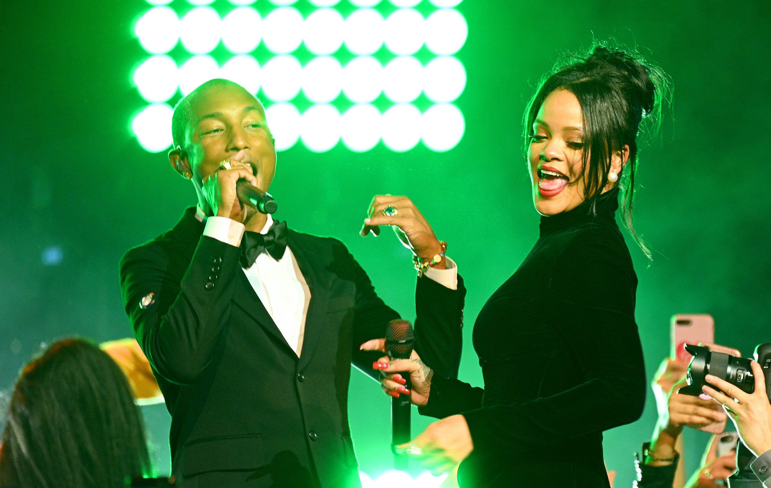 最猛孕婦無誤了！Rihanna 挺孕肚現身 LV 2024 春夏男裝系列廣告，為好友 Pharrell Williams 首秀預熱！