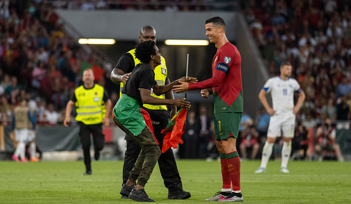 又見不速之客！189 公分 C 羅歐洲盃遭亂入球迷攔腰熊抱，瞬間反應超暖！